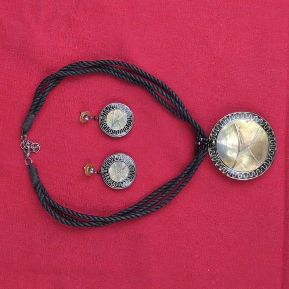 World Market Tribal or Ethnic Look, Large Shell Pendant Necklace/Earring Set - Picture 4 of 16